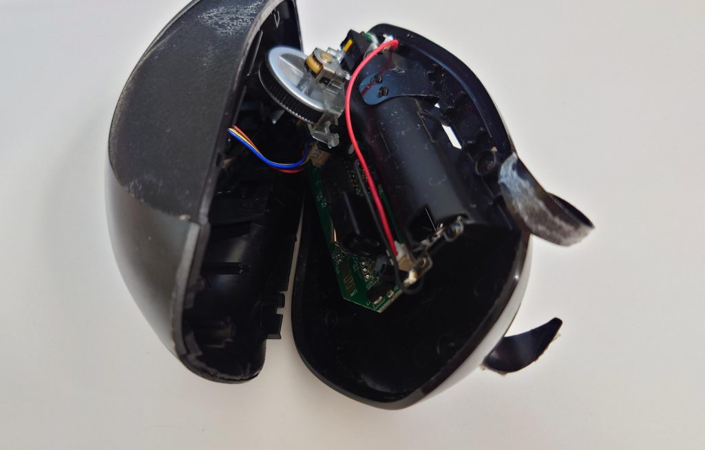 殻割りしたときに、ケーブルが付いている様子