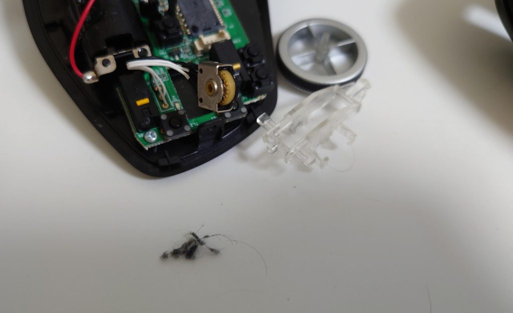 マウスホイールを分解している様子