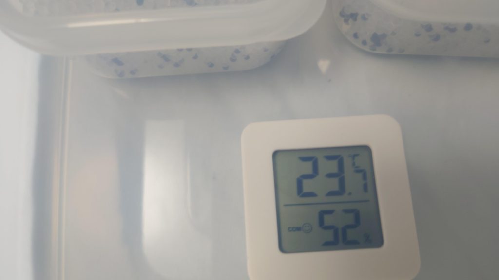 タッパーに穴を開けてシリカゲルを入れた場合の除湿効果