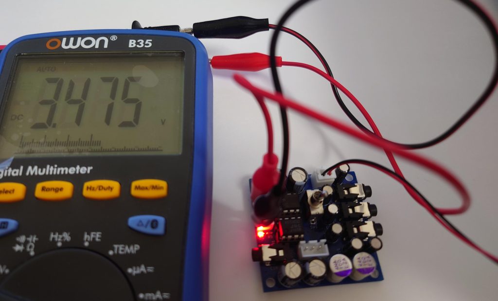 電圧監視して出力|指定電圧を下回りLEDが点灯している様子