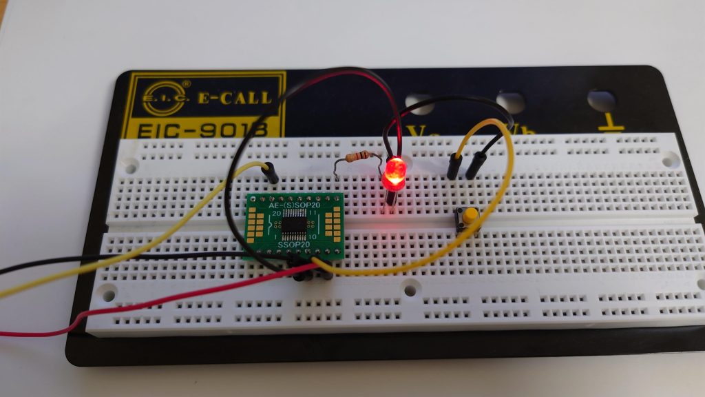 CH32V003F4P6のStandbyモードを確かめるために、簡単にブレッドボードで作った回路の写真