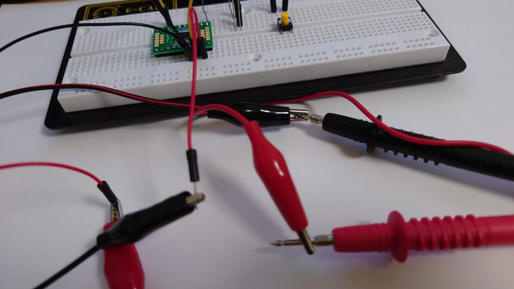 上の写真に電流計（テスター）をつけた様子