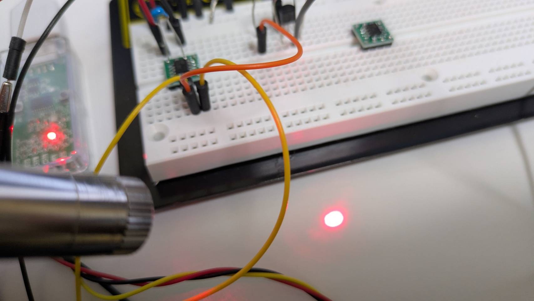 レーザーを照射している様子